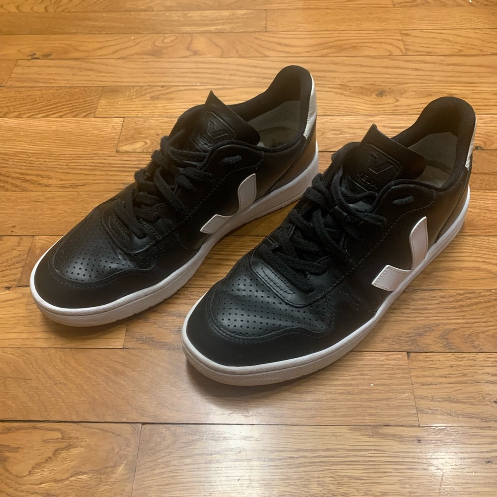 Veja V-10 Chromefree leather black white size 10